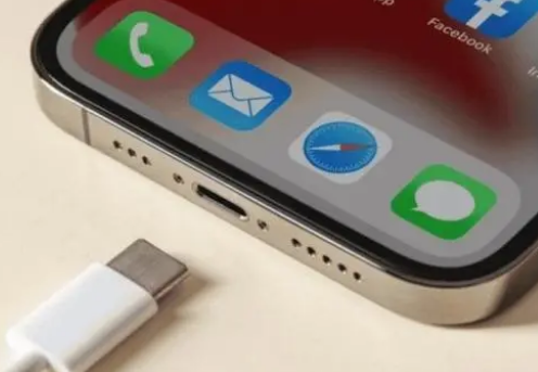 万载苹果15维修分享iPhone15改USB-C接口后能和安卓用户互借充电器吗 